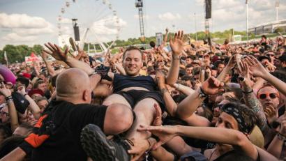 Bild: Nicolas Armer/dpa
Am Freitag beginnt Rock im Park 2019. Eine Spezialfirma entdeckte am Mittwoch an 50 Bäumen Nester des Eichenprozessionsspinners.