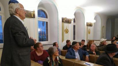 Bild: mma
Dieter Dröner sprach anschaulich in der Synagoge über die Geschichte der Juden in Amberg