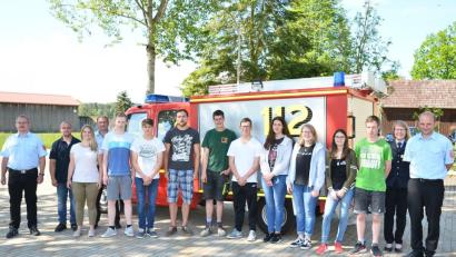 Bild: fjo
Jugendwart Stefan Lang (rechts) organisierte die Ausbildung des Nachwuchses unter den prüfenden Blicken der beiden Kreisbrandmeister, Matthias Schmidt (links) und Andreas Götz (Vierter von links).