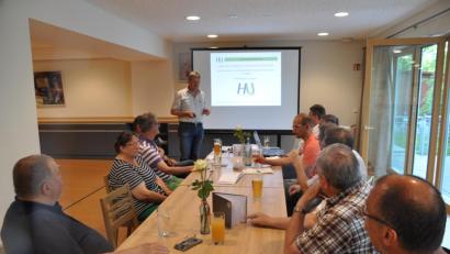 Bild: ak
Die Ortsverbände der Freien Wähler Erbendorf und Kemnath luden zur Inforunde zum Thema „HeimatUnternehmen“. Projektkoordinator Alfred Wolf (stehend) berichtete über seine Arbeit.