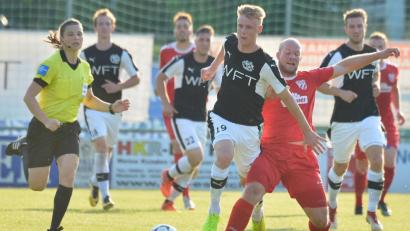 Bild: Hubert Ziegler
Der defensive Mittelfeldspieler Maximilian Bär (rechts) vom TSV Rain stoppt in dieser Szene den Gebenbacher Fabio Pirner (links). Über weite Strecken der Partie hatten die Schwaben am Mittwochabend die DJK im Griff und erarbeiteten sich mit dem 2:0-Auswärtssieg eine sehr gute Ausgangsposition für das Rückspiel am Samstag.