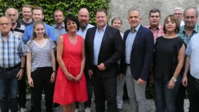 Bild: exb
Der frisch nominierte Bürgermeisterkandidat Stefan Grillmeier (Mitte) im Kreis der Vorstandsmitglieder des CSU-Ortsverbandes sowie der Vertreter der Frauen-Union und der Jungen Union.