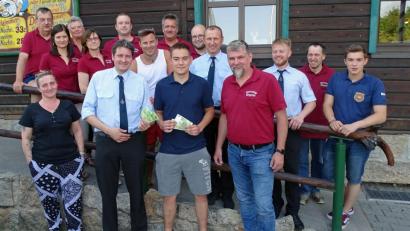 Bild: Dobmeier
Die Jugendfeuerwehr und der Burschenverein erhalten je 200 Euro von den Organisatoren des Ullersrichter Bürgerfests, das erst wieder 2020 mit neuem Konzept stattfinden wird.