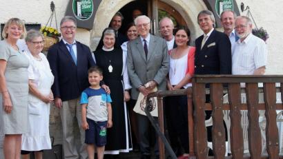 Bild: wro
Herzog Franz von Bayern (Sechster von rechts) folgte einer Einladung des Regierungspräsidenten Axel Bartelt (Dritter von rechts), ihm in die nördliche Oberpfalz zu folgen. Stärken konnte man sich im Falkenberger „Roten Ochsen“.