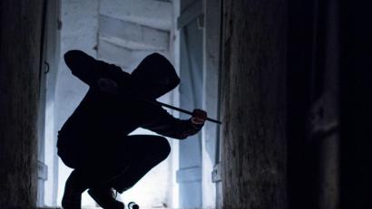 Bild: Silas Stein / dpa
Zwei Verdächtige machten sich an einem Fenster der Spielhalle in Waldershof zu schaffen.