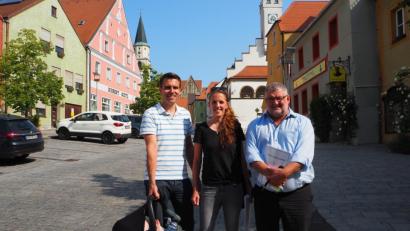 Bild: bl
Matthias Wurm (links) zieht es weg aus den Ballungszentren und zurück in die Heimat. Mit seiner Frau Gabriela und Sohn Finn sowie Bürgermeister Armin Schärtl kommt er gerade vom Notar, wo er sich einen Bauplatz gesichert hat.