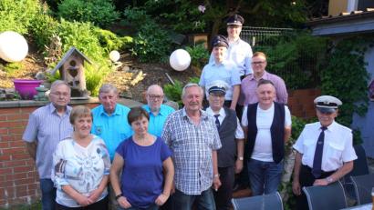 Bild: fvo
Rudolf Meier (Sechster von links) philosophierte mit vielen Gästen über vergangene Zeiten.