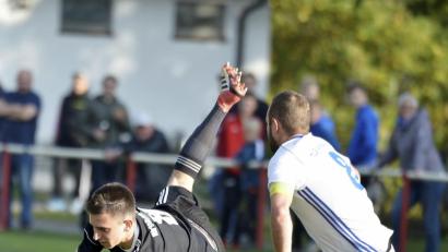 Bild: zg
In der kommenden Saison gibt es kein Kreisliga-Derby zwischen TuS/Weiße Erde Hirschau (links Raphael Hirmer) und TuS Schnaittenbach (rechts Matthias Reiß). Die Schnaittenbacher spielen nach dem Abstieg in der Kreisklasse, die Hirschauer wechseln von der Kreisliga Süd in die Nord-Staffel.