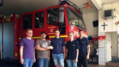 Bild: jma
Die Vertreter der Feuerwehr um Johannes Leipold (rechts) freuen sich über eine Spende der SPD Kirchenthumbach, die Dominik Brütting (von links) und Jan Wiltsch überreichen.