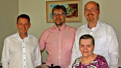 Bild: R. Kreuzer
Anna Ondrich feiert ihren 100. Geburtstag mit (stehend, von links) Bürgermeister Jens Meyer, Martin Kneidl und Johannes Lukas sowie (vorne, rechts) Tochter Gerda Rauch.