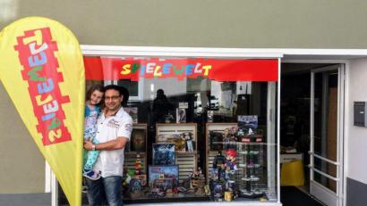 Bild: Fitzgerald
Der Inhaber der Spielewelt Ahmet Gürler mit seiner Tochter Aylin.
