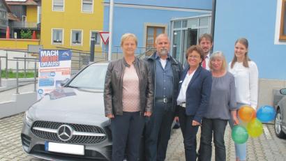 Bild: gi
Die Eheleute Cornelia und Boris Schöbel (links) freuen sich über ein Auto als Gewinnspar-Hauptgewinn. Dazu gratuliert die Moosbacher Geschäftsstellenleiterin Karin Lindner (Vierte von rechts) mit ihrem Team von der Raiffeisenbank Neustadt-Vohenstrauß.