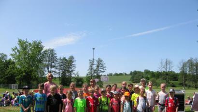 Bild: jzk
Rektorin Christine Wiesend (hinten links) und Sportlehrerin Birgit Emerig (hinten rechts) gratulieren den schnellsten Läufern beim Grundschul-Sportfest.