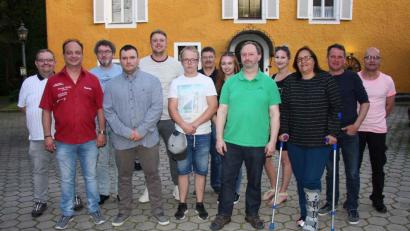 Bild: wro
Den Dartclub "Starbulls 2000" leitet künftig Fabian Brosch (Sechster von links), nachdem Thomas Köppl (Zweiter von links) sein Amt niedergelegt hatte. Gebildet wurde im Schlosshotel auch das weitere Vorstandsgremium.