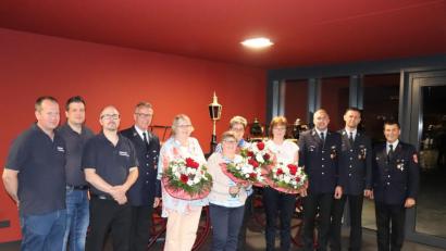 Bild: exb
Von links: Kommandanten Thomas Keller, Thomas Sladky, Matthias Haulena, Bürgermeister Franz Stahl, 4 Damen der Legio Mariä, Vorstände Markus Mayer, Rainer Burkhard, Paulus Mehler.