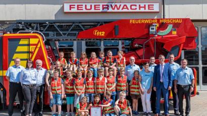 Bild: u
Jetzt ist es urkundlich bestätigt: Hirschau hat eine Kinderfeuerwehr. „Feuerfunken“ nennen die 18 Jungen und 4 Mädchen ihre Gruppe. Bei der Urkundenübergabe v. l.: KBI Martin Schmidt, Betreuerin Marina Schlaffer, KBR Fredi Weiß und Betreuerin Claudia Jasinsky. V. r.: Vorstand Michael Schuminetz, Kommandant Sebastian Jasinsky, Bürgermeister Hermann Falk, Jugendwart Nico Schuminetz, Jugendwartin Gerlinde Schlaffer und 2. Vorstand Thomas Maier.