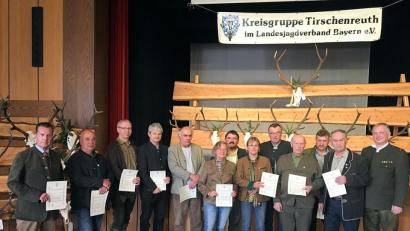 Bild: bsc
Die Kreisgruppe Tirschenreuth im Landesjagdverband Bayern ehrte einige Mitglieder. Von 25 bis 65 Jahre reicht mittlerweile die Zugehörigkeit. Vorsitzender Freiherr Eberhard von Gemmingen-Hornberg (links) gratulierte.