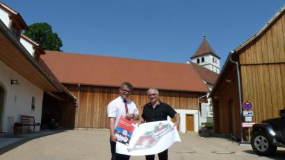 Bild: Portner
Bürgermeister Martin Birner (links) und Architekt Michael Steidl freuen sich über den Abschluss der Sanierung des Dreiseithofes mit Dorfgemeinschaftshaus (von links), Remise, Feststodl sowie Feuerwehrhaus.