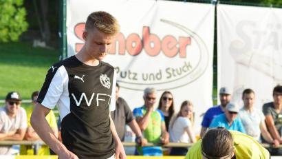 Bild: zg
Da schaut Gebenbachs Fabio Pirner (links) gespannt drein, als die souveräne Schiedsrichtern Angelika Söder vor einem Freistoß das aus dem Profitum bekannte Spray auspackte.