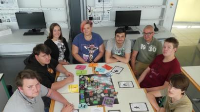Bild: exb
Lehrerin Johanna Rosner, Schulbegleiterin Doreen Selleng (Zweite und Dritte von links) sowie Schulleiter Peter Fleischmann (Dritter von rechts) sind stolz auf ihre Schüler. Mit dem Projekt "Handicap - Back to the past" holen (von links) Marcel Miles, Domenic Richter, Julian Schultheiß, Lukas Janisch und Tobias Winkler in einem Geschichtswettbewerb einen Landespreis. Nicht im Bild ist Lehrerin Miriam Sperber.