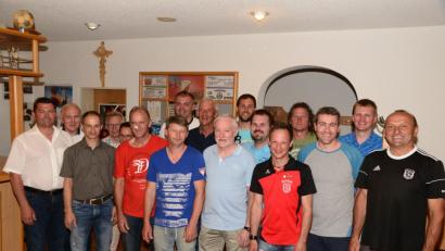 Bild: bey
Bürgermeister Rainer Rewitzer (links) und TSV-Hauptvereinsvorsitzender Josef Windirsch (rechts) freuen sich über die Wahl von Abteilungsleiter Christian Enslein, Stellvertreter Robert Franz, Kassier Josef Seibert, Schriftführer Wolfgang Kleiner, Sportwart Alpin Alexander Schön und Rennleiter Josef Ach (vordere Reihe, von links). Neu im Vorstand sind Wolfgang Helm (Neunter von links) als Sportwart Stellvertreter Laufen. Wieder gewählt ist auch Sportwart Ski Nordisch Max Müllhofer (Vierter von links).