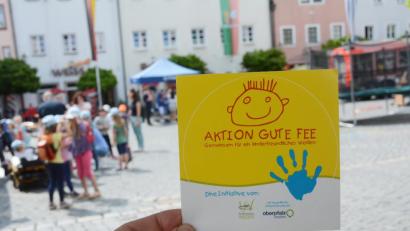 Bild: Gabi Schönberger
Nicht nur in der Innenstadt, sondern in ganz Weiden klebt das gelbe Logo mit dem Strichmännchen an über 50 Läden und Institutionen - oft auf Augenhöhe der Kleinen, damit diese das Symbol schnell erkennen. An den "Gute-Fee-Stationen" bekommen Kinder schnell und unkompliziert Hilfe, zum Beispiel, wenn sie ihre Eltern verloren haben und nicht mehr weiterwissen.