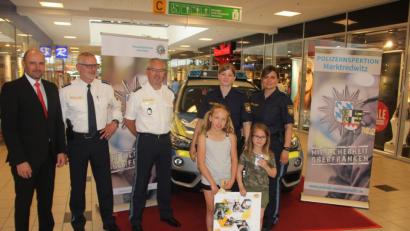 Bild: kro
„Bleib immer fair im Straßenverkehr“, zu diesem Thema informierten und sensibilisierten im KEC, von links der Gebietsdirektor der Sparkasse Hochfranken, Markus Reichel, die Leiter der beiden Polizeiinspektionen Marktredwitz und Wunsiedel, Robert Roth und Hubert Schricker, sowie die beiden Verkehrserzieherinnen Katrin Schelter und Duygu Cakir die Verkehrsteilnehmer.