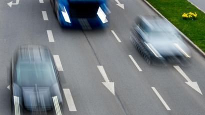 Symbolbild: Patrick Pleul/dpa
Auf der Autobahn zwischen den Anschlussstellen Pechbrunn und Wunsiedel wird eine neue Asphaltschicht aufgetragen.