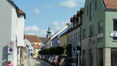 Bild: Portner
„Einfahrt verboten“, heißt es ab 11. Juni an der Einmündung zur Bahnhofstraße. Die Stadt verlegt die Wasserleitung in zwei Bauabschnitten neu. Ab Mitte August ist der Straßenabschnitt ab Foto Kraus gesperrt.