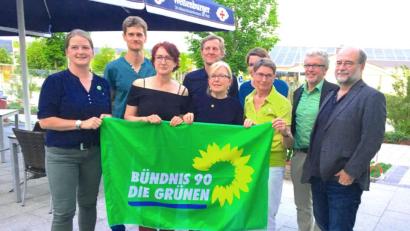 Bild: Hirsch
Die Grünen gründeten in Maxhütte-Haidhof einen neuen Ortsverband. Das Bild zeigt von links: Tina Winklmann, Johannes Feicht, Petra Huber, Franz Schmidkunz, Evi Reindl-Schmidkunz, Claudia Müller-Völkl, Margret Hoffmann, Rudi Sommer und Eike Hallitzky.