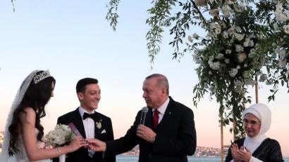 Bild: Uncredited
Der türkische Präsident Recep Tayyip Erdogan (2.v.r) auf der Hochzeit von Mesut Özil (m.) und seiner Ehefrau Amine Gülse. Foto: Pool Presidential Press Service/AP