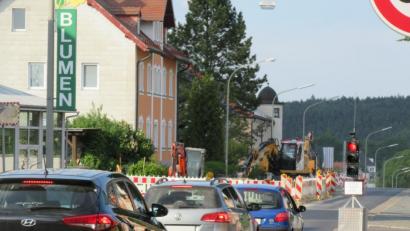 Bild: kgg
Wegen der Straßenbauarbeiten in der Egerer Straße kann der Verkehr in und aus Richtung des Grenzübergangs nur einspurig fließen und wird per Ampel geregelt. Die Arbeiten werden noch mehrere Wochen andauern, hieß es jetzt in der Stadtratssitzung.