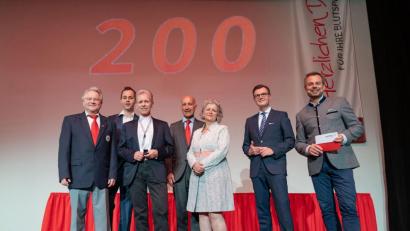 Bild: Guido Rehme)
200 Blutspenden in Hof. Eine großartige Lebensleistung des Spenders Reinhard Gräml (Dritter von links). Gratulanten waren (von links) Gerd Geismann, Vorsitzender des BRK-Kreisverbandes Amberg-Sulzbach, der Amberg-Sulzbacher Kreisgeschäftsführer Sebastian Schaller sowie (von rechts) Moderator Michael Sporer, Blutspendedienst-/BSD-Geschäftsführer Georg Götz, Christine Endres-Akbari, Medizinaldirektorin der Regierung der Oberpfalz, und BSD-Geschäftsführer Franz Weinauer.