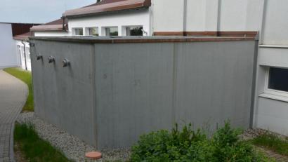 Bild: jr
Das Konnersreuther Nahwärmeversorgungs-Projekt, zu dem auch dieser Pelletsbunker (Bild) gehört, rückte nach einer anonymen Beschwerde ins Blickfeld des Bundes der Steuerzahler.
