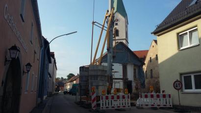 Bild: fla
Mittlerweile steht ein Kran beim Anwesen Marktplatz 2. Doch mit den Gerüstarbeiten wird es noch dauern.