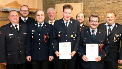 Bild: mef
Viel Lob gab es für die geehrten Feuerwehrmänner. Von rechts Kommandant Felix Müller, Manfred Lindner, Kreisbrandrat Marco Saller, Timo Kraus, Bürgermeister Günter Stich, Vorsitzender Florian Witzl, Landrat Andreas Meier und Kreisbrandinspektor Martin List.