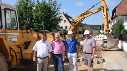 Bild: bö
Jour Fixe mitten in der Baustelle in der Harschhofer Straße. Der erste Bauabschnitt ist gut angelaufen. Derzeit ist man dabei die Versorgungsleitungen zu sichern. Von links Bürgermeister Peter Braun, Karl Heinz Schmidt von den UTA Ingenieuren aus Amberg, Bauingenieur Tobias Weininger von der Baufirma Mikan und Albert Hausmann, Polier und Ansprechpartner vor Ort im Bereich der Baustelle.