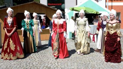 Bild: lg
Mal nicht im Faschingskostüm, sondern in prächtigen Barockgewändern treten diesmal die Tänzerinnen von Grün-Weiß auf.