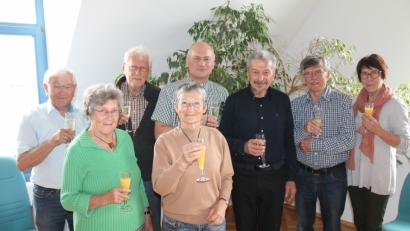 Bild: dl
In der Verwaltungsgemeinschaft Neunburg empfingen Otto Reimer, Gertrud Stadlbauer, Herbert Männer, Bürgermeister Walter Schauer, Theo Männer (von links) die französischen Gäste Marie-José Vergnes/Panarin und Wladislaw Panarin (vorne mitte), sowie Dolmetscherin Josette Arivieu (rechts).