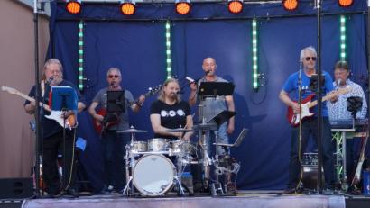 Bild: weu
Als "O.B.T." begeisterten Ralf Gohlke, Werner Dietz, Kai Gohlke, Michael Schwarz, Stefan Beer und Alfons Margraf (von links) wieder einmal die Fans auf der Festspielbühne. Vier Stunden Rock-Musik vom Feinsten konnten die Zuhörer genießen.