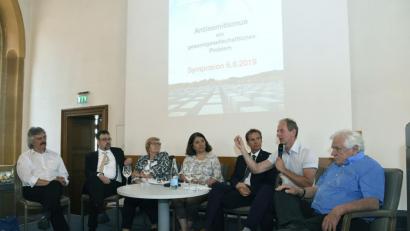 Bild: Petra Hartl
(von links)
Studiendirektor Günter Kohl, Rabbiner Elias Dray, Amberg.
Dr. Juliane Wetzel, Historikerin, Sanem Kieff, Bundeskoordination ,,Schule ohne Rassismus - Schule mit Courage".
Leitender Kriminaldirektor Robert Fuchs, Dr. Jörg Skriebeleit, Leiter der KZ-Gedenkstätte Flossenbürg
Prof. Wolfgang Benz, Historiker und Antisemitismusforscher, Berlin