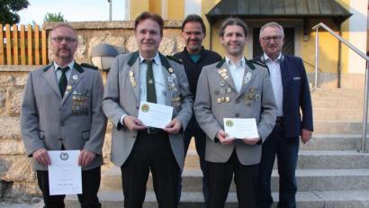 Bild: wro
Michael Meier, Berthold Meierhöfer, Dieter Proksch und Klaus Herneczky (von links) wurden vom Verein ausgezeichnet. Zweiter Bürgermeister Fritz Holm (rechts) gratulierte im Namen der Marktgemeinde Wiesau.