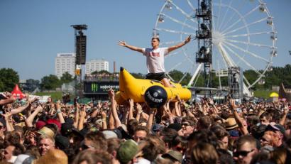 Bild: Daniel Karmann/dpa
Zum Auftakt am Freitag feiern Zehntausende Fans bei "Rock im Park".