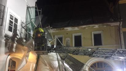 Bild: Andreas Brückmann
Die Feuerwehr Amberg half mit der Drehleiter beim Abbau des umgestürzten Gerüst..