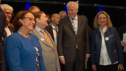 Bild: gib
Zwei, die sich verstehen: Bundesinnenminister Horst Seehofer und Bernd Posselt (Zweiter von links), eingerahmt von Bayerns Sozialministerin Kerstin Schreyer (rechts) und Regensburgs Bürgermeisterin Gertrud Maltz-Schwarzfischer (links).