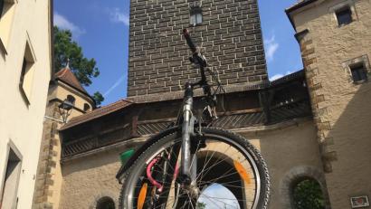 Bild: roa
Unterwegs auf dem Fünf-Flüsse-Radweg durch die Altstadt von Amberg. An dieser Stelle ist der Radtourist schon mal falsch. Die Schilder weisen nicht eindeutig den Weg.