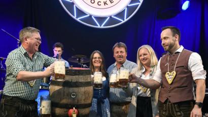 Auf eine erfolgreiche Pfingstdult stießen Oberbürgermeister Michael Cerny (links), Festwirt Reinhard Gschrey (Dritter von rechts), Bräu Franz Kummert (rechts) sowie Petra Strobl (Zweite von rechts) und Maria Frank von der Amberger Congress Marketing nach dem traditionellen Bieranstich an.
