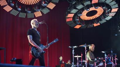 Bild: Tobias Schwarzmeier
Die Ärzte haben in ihrer Kreativpause nichts verlernt: Farin Urlaub, Bela B. (von links) und Co. rocken die Bühne am Dutzendteich.