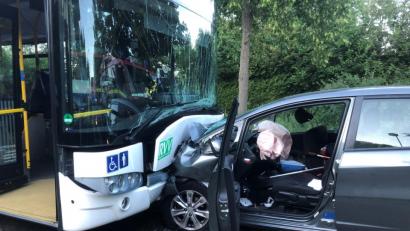 Bild: Alexander Auer
Eine Autofahrerin ist in Lappersdorf gegen einen Linienbus geprallt.