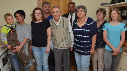 Bild: dob
Im Kreis seiner Familie fühlt sich Alfred Bergler (Mitte) richtig wohl. Am Donnerstag feiert der rüstige Senior seinen 90. Geburtstag. Dazu trudeln eine Menge Glückwünsche beim "Lederer" ein. Bürgermeister Josef Beimler (Vierter von rechts) und Gerlinde Müller (Zweite von rechts) gehören zu den offiziellen Gratulanten.